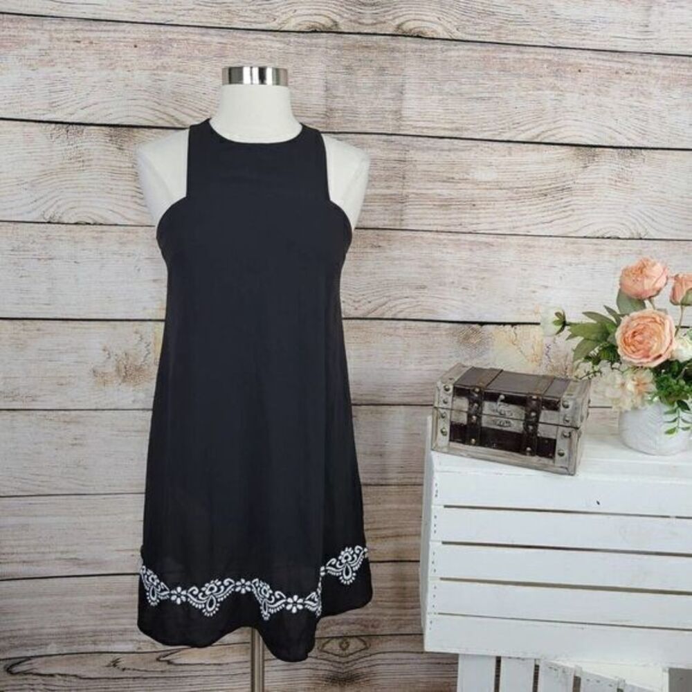 Everleigh Sleeveless Swing Embroidered Black Dress XS